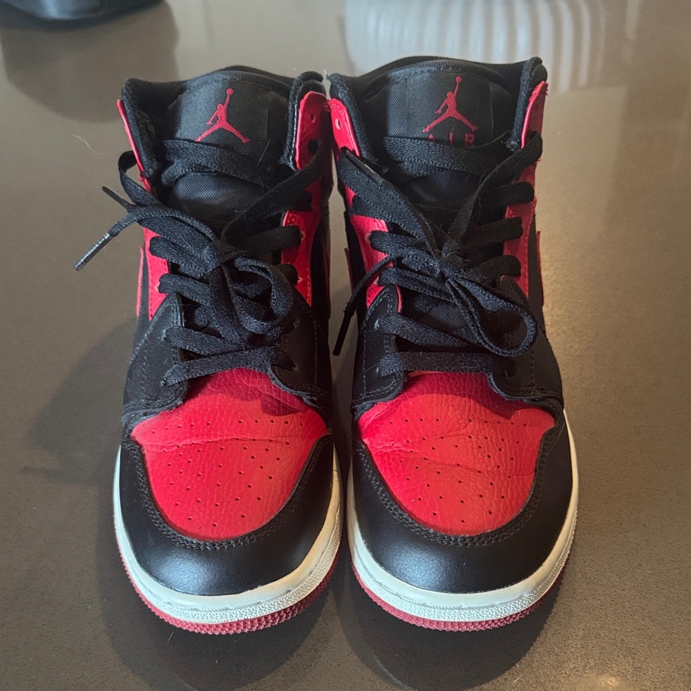 Jordan 1 mid banned (2020)
